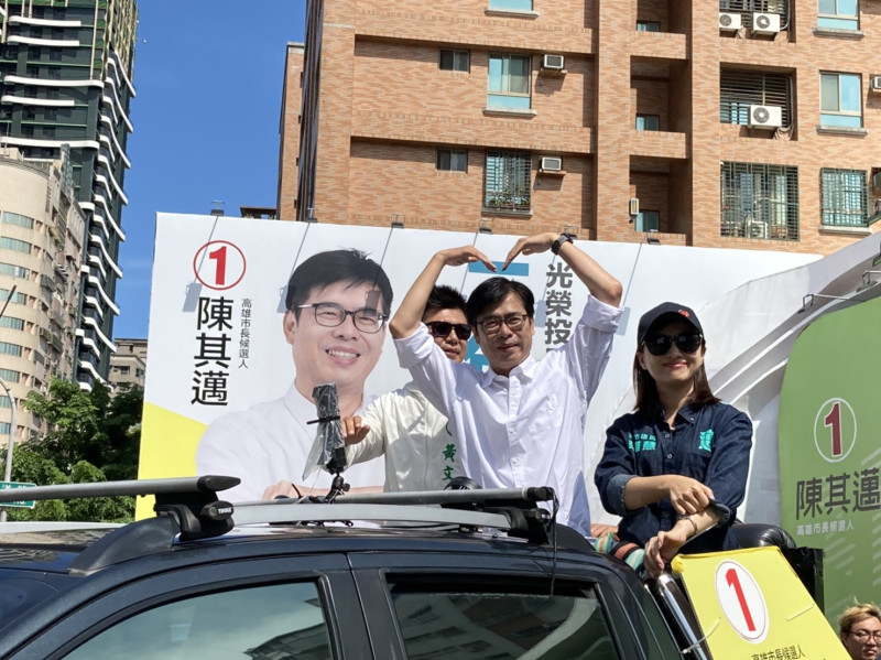 陳其邁在宣傳車上比愛心向市民謝票。   圖：陳其邁競辦/提供