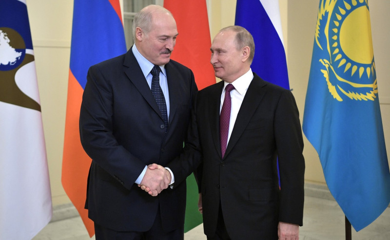 白俄羅斯獨裁者盧卡申科（左）被認為與普丁（右）。   圖：擷自普丁官網