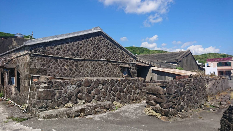 保留傳統石頭屋的馬崗漁村，擁有悠閒靜謐的人文氣象。 圖：新北市觀光旅遊局／提供