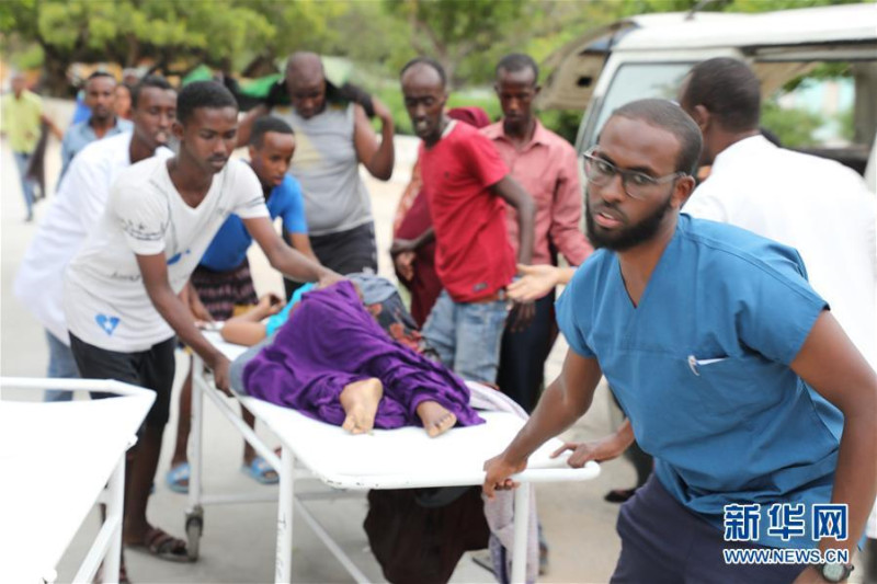 摩加迪休（Mogadishu）一間高檔海濱飯店今天遭「青年黨」（Al-Shabaab）武裝分子使用槍械和炸彈攻擊，造成10名平民身亡，1名警察殉職。   圖 : 翻攝自新華網