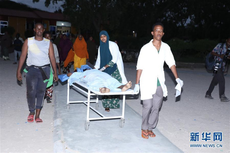 摩加迪休海濱飯店今天遭「青年黨」武裝分子使用槍械和炸彈攻擊，造成10名平民身亡，1名警察殉職。   圖 : 翻攝自新華網