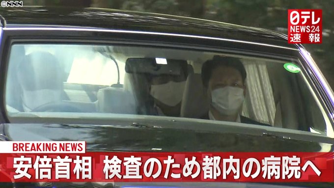 日本首相安倍晉三（後）被拍到進入東京慶應義塾大學醫院，健康狀況引發揣測。   圖：翻攝自日本作家盛田隆二推特