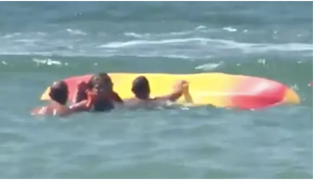 葡萄牙總統德索下海救兩位少女。   圖片來源：環球日報