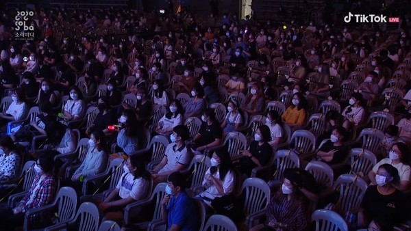 台下觀眾雖依照梅花座入座，但距離看上去似乎還是非常靠近。   圖：截自TIK TOK