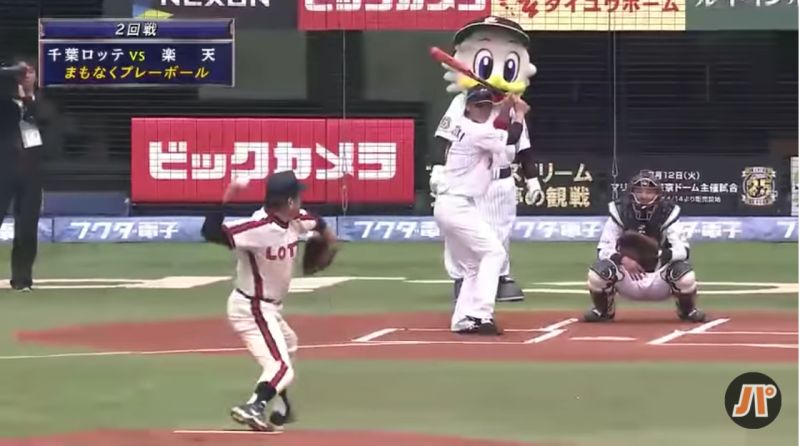 村田兆治的開球令人期待。   圖／取自太平洋聯盟TV
