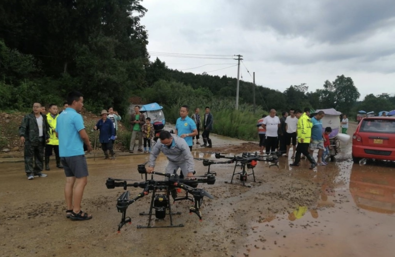 四川台沃農業科技有限公司技術人員帶著兩架植保無人機，運用無人機將10箱泡麵、10瓶礦泉水和25件救生衣，往返飛行將物資運送到被困人員手中。   圖片來源：環球網