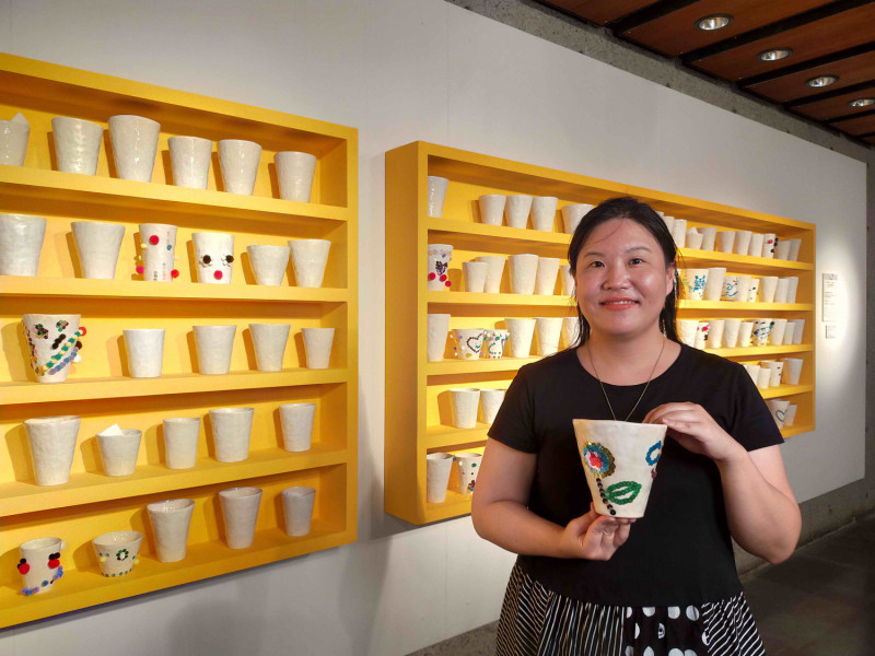 陶藝家楊欣怡以互動作品呈現創作理念，邀請民眾一起參與藝術創作。    圖：鶯歌陶瓷博物館提供