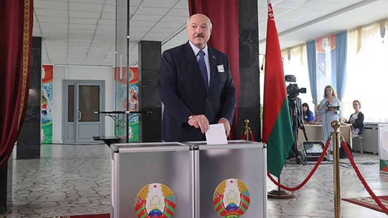 白俄羅斯總統盧卡申科放話不會重新選舉，但稱如果通過公投，願意交出權力，再選一次。   圖：翻攝自白俄羅斯自由電台svaboda.org