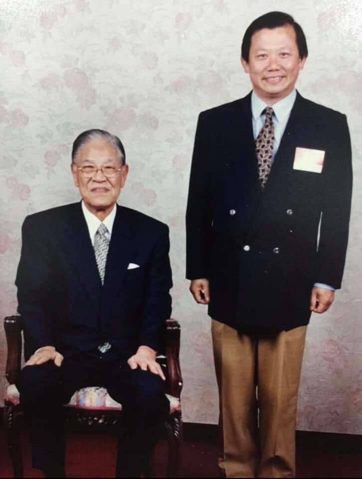 退休參謀官與前總統李登輝過去合影   圖:擷取自臉書