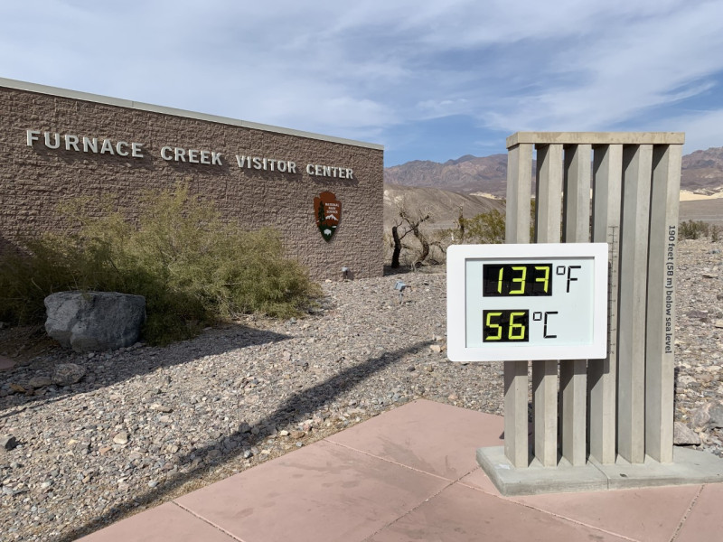 死谷當地遊客中心的溫度計數值通常會比氣象站來得高，顯示高達攝氏56度。   圖：翻攝自Death Valley National Park臉書