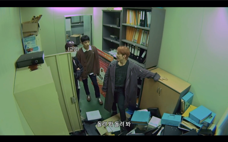Hoshi（圖右）和Wonwoo（圖中）在節目拍完後還特別回到房間查看。   圖：翻攝自SEVENTEEN YouTube頻道