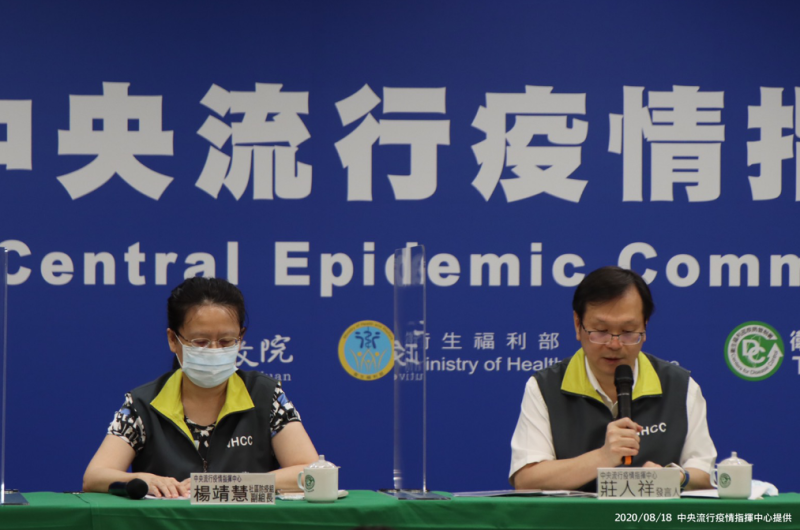 台北市政府指出許多居家檢疫者住進一般旅館，恐怕造成防疫破口，社區防疫組副組長楊靖慧（左）說明目前防疫旅館數目不足。   圖：中央流行疫情指揮中心/提供
