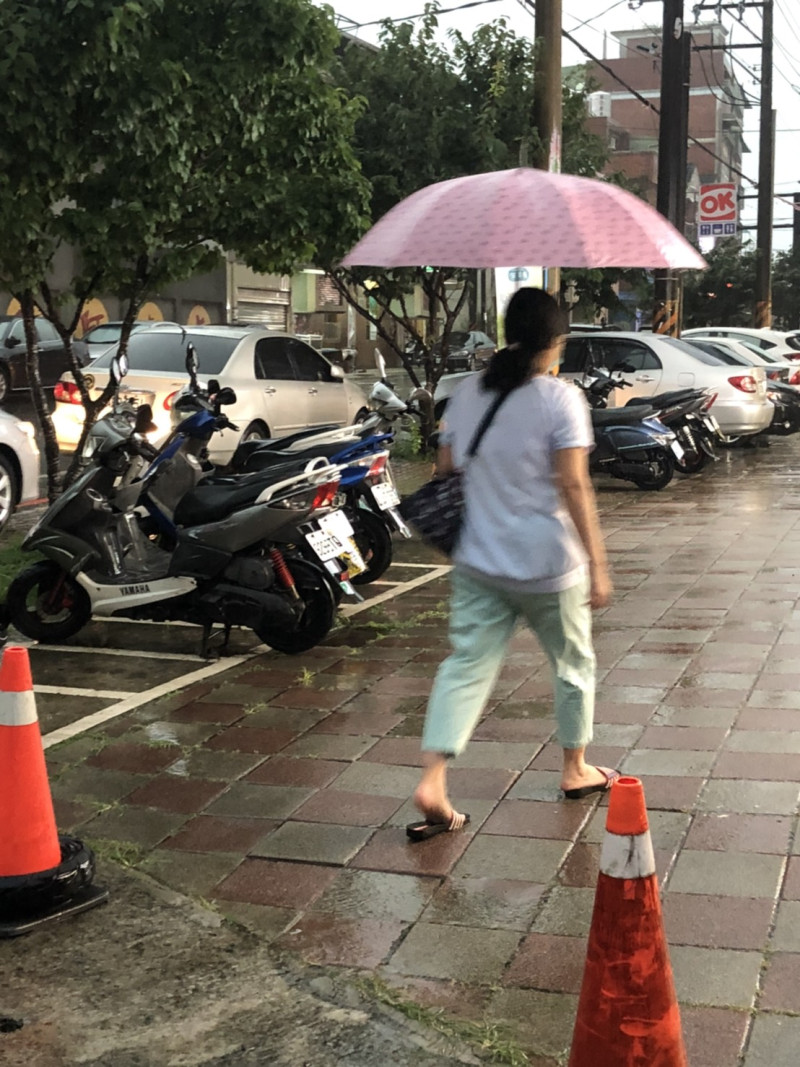 今天鋒面通過，北台灣明顯感受到降雨。下周又有東北風南下，秋天的天氣型態更趨明顯。   圖：楊瑾錚/攝