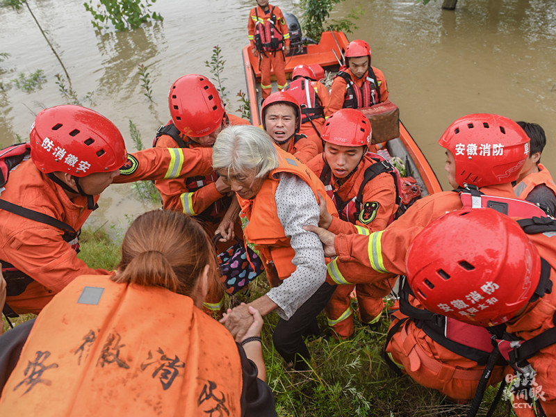 阜陽式消防隊利用衝鋒舟接送被水患圍困的民眾。   圖 : 翻攝自央視