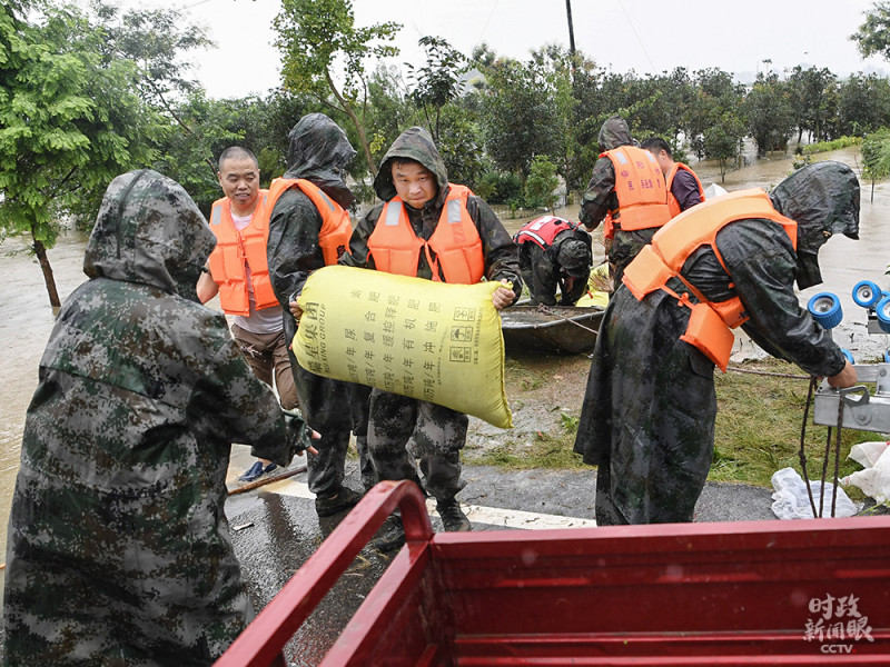 民兵運送糧食物資給受困的王家壩村民。   圖 : 翻攝自央視