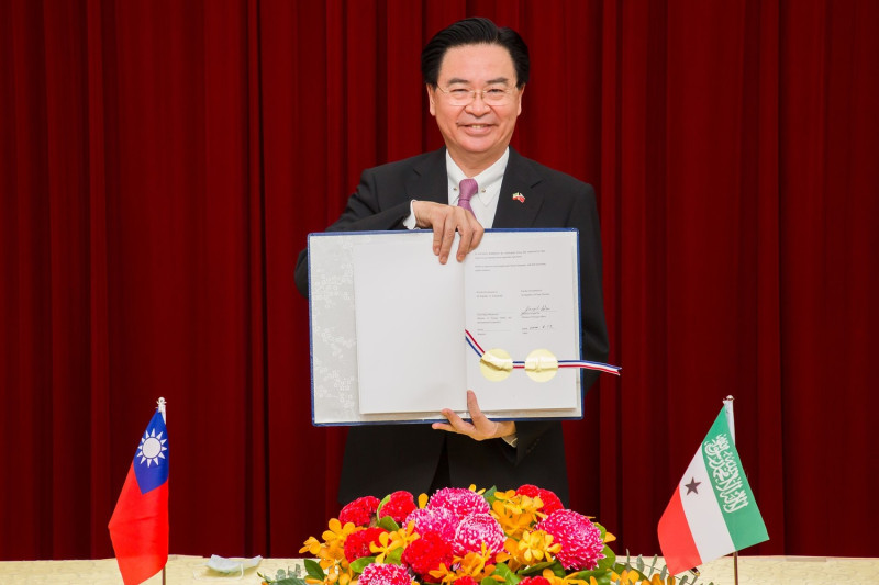 外交部長吳釗燮與索國外長穆雅辛簽署兩國技術合作協定。   圖：取自外交部臉書