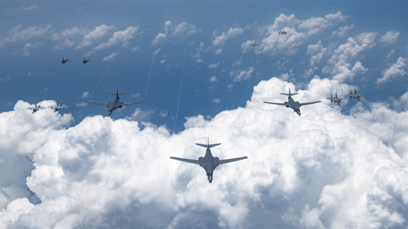 日媒報導，航空自衛隊與美軍18日實施大規模聯合演習，在東海與日本南西諸島（九州島南方到台灣東北方）周邊空域出動F-15、F-35、B-1轟炸機等39架軍機。   圖：取自facebook.com/PACAF