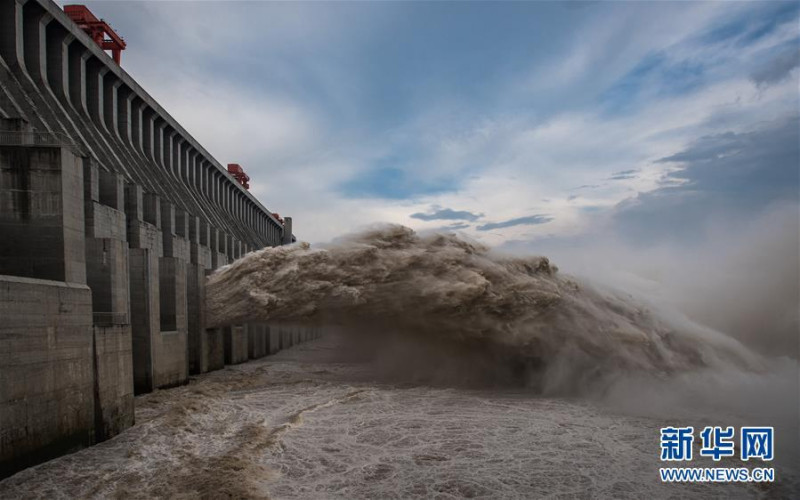 8月19日，長江三峽水利樞紐工程開啟洩洪深孔洩洪，受強降雨影響，長江上游多條支流發生洪水，三峽水庫來水快速增加。   圖：翻攝自新華網官網