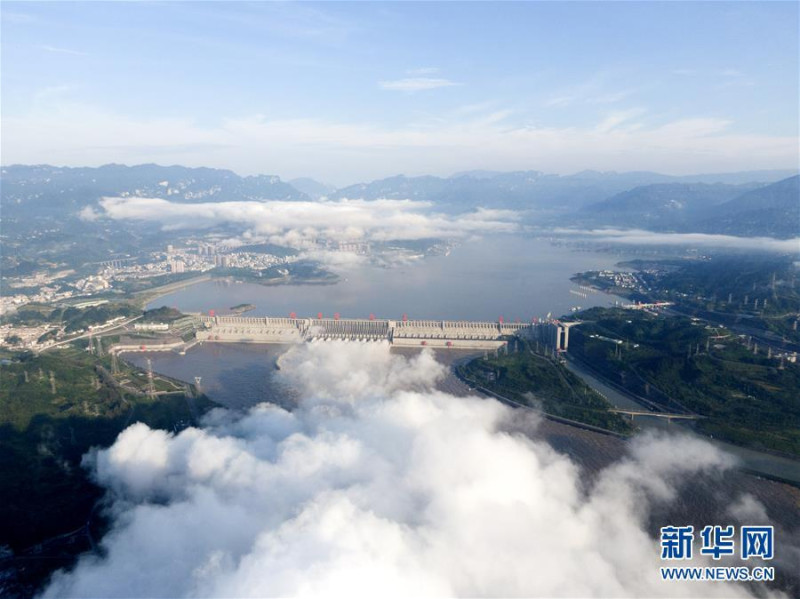 長江三峽水利樞紐工程今天開啟緊急深孔洩洪，排出的水氣直衝雲霄。   圖：翻攝自新華網官網