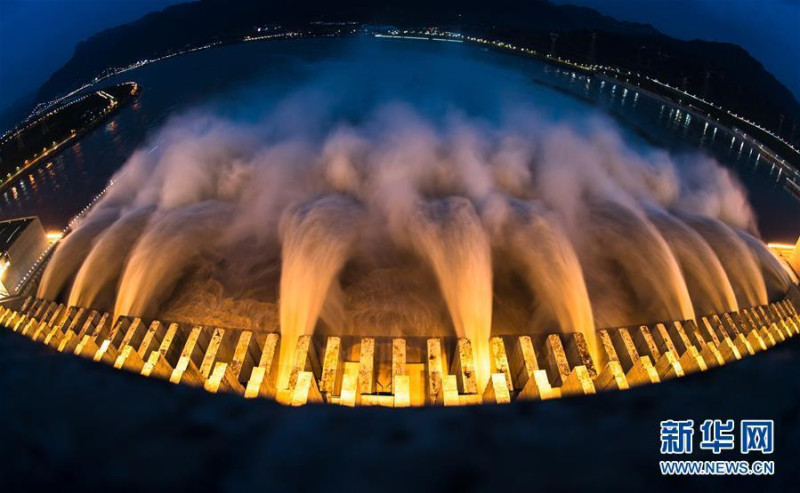 8月19日晚間，長江三峽水利樞紐工程開啟11個洩洪深孔洩洪，受強降雨影響，三峽水庫水量快速增加。   圖：翻攝自新華網官網