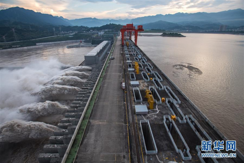 8月19日，長江三峽水利樞紐工程開啟洩洪深孔洩洪，受強降雨影響，長江上游多條支流發生洪水，三峽水庫來水快速增加。   圖：翻攝自新華網官網