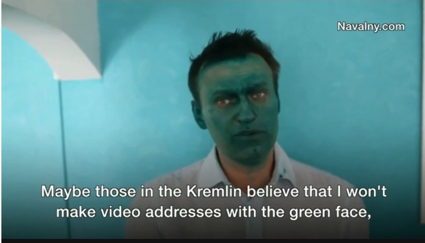 納瓦爾尼（Alexei Navalny）也曾路上遭不明人士潑漆，變成綠面人。   圖 : 翻攝自Navalny.com