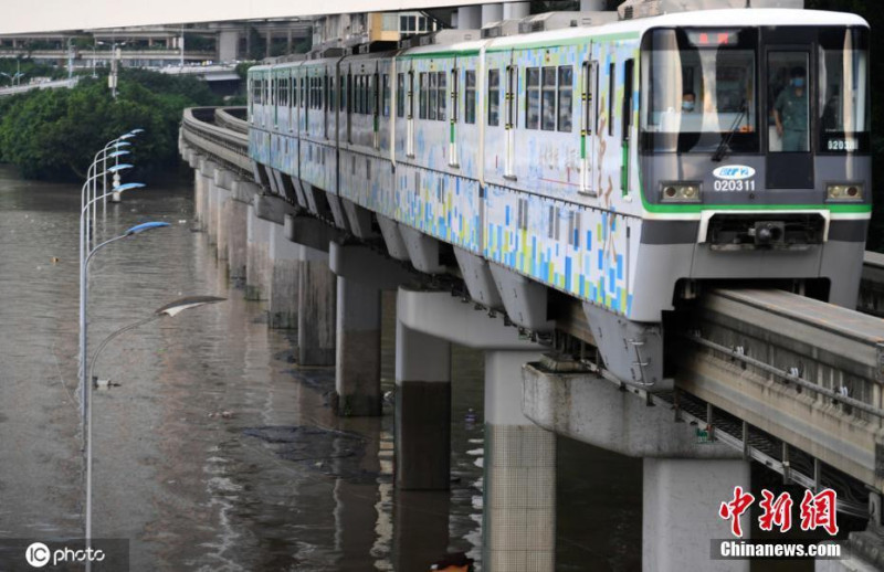 受四川盆地強降雨影響，重慶市長江流域出現第5號洪水；重慶單軌2號線和江面上的輪船一樣，行駛在「水上」。   圖：翻攝自中新網官網