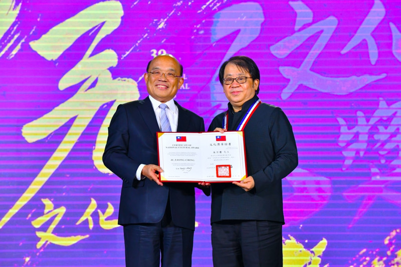 第39屆行政院文化獎得獎人打擊樂音樂人朱宗慶（右）   圖：行政院提供