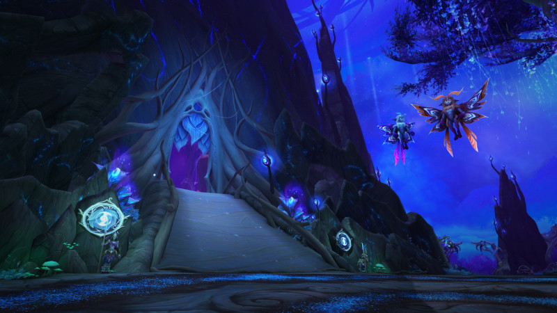 《魔獸世界：暗影之境》新區域亞登曠野所選用的色調幾乎以藍色為主，如水藍、深藍、藍綠、紫色、酒紅色，呈現出夜晚的森林情境。   圖：暴雪娛樂／提供