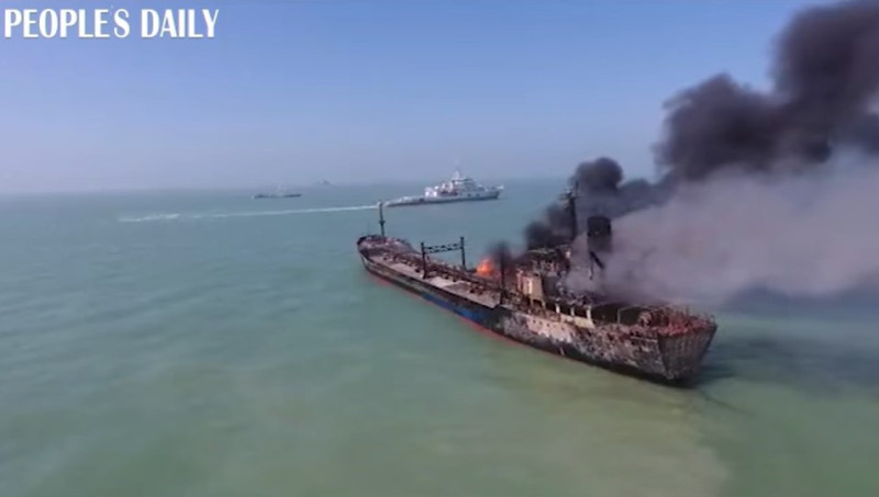 今天凌晨3時39分，一艘載著約3千噸汽油的油輪與一艘砂石船在長江口東南方約1.5海浬發生碰撞。   圖：翻攝自人民日報臉書