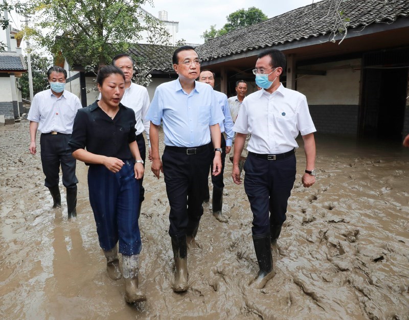 中國國務院總理李克強日前往長江水患重災區重慶勘災，穿著雨鞋走進滿是泥濘的受災村落。   圖：取自中國政府網