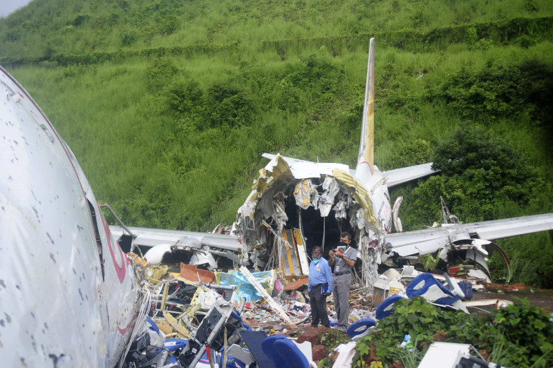 印度一架撤僑班機7日墜毀山谷，機身斷成兩截。   圖：達志影像／美聯社