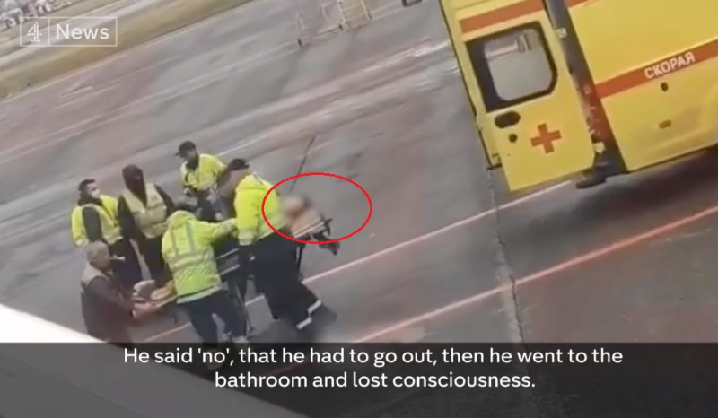 俄羅斯重要反對派領袖納瓦尼（紅圈處）驚傳在飛機上疑似中毒，被緊急送上救護車。   圖：翻攝自Channel 4 News臉書影片