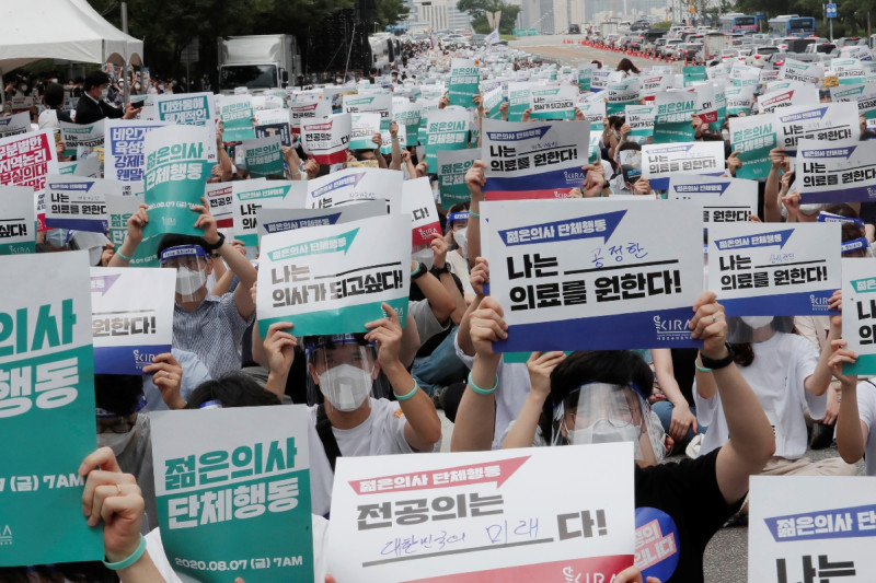 南韓醫師今（21）日起集體罷工，且未對外宣布截止日期，為無限期罷工狀態。   圖：達志影像/美聯社