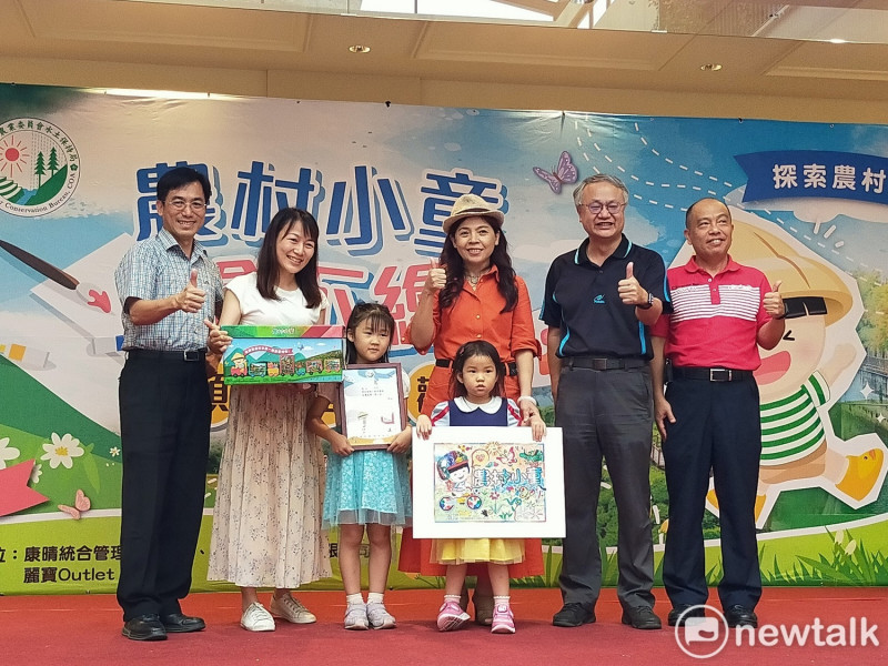 分局長陳榮俊頒獎給得獎的小朋友。「農村小童」   圖 : 唐復年/攝