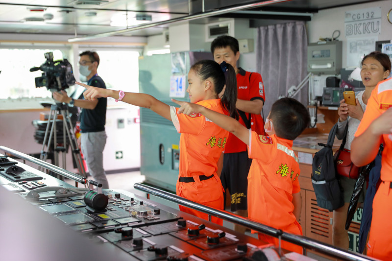 港灣親水嘉年華活動提供小小海巡體驗，提供兒童海巡服於艦上拍照。    圖：新北市政府提供 
