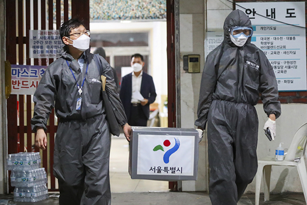 南韓新冠肺炎疫情升溫，南韓政府宣布明起連鎖咖啡廳禁內用。   圖：翻攝自gov.kr/portal/main網站(資料照片)