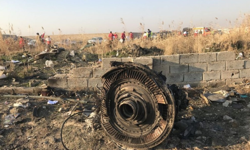 烏克蘭國際航空752號航班的發動機零件，在飛機爆炸後墜落附近，現場滿目瘡痍。   圖：翻攝自伊朗mehrnews.com