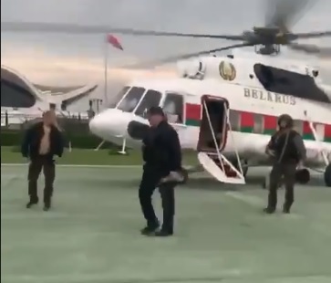 白俄羅斯總統盧卡申科（中）搭乘直升機返回官邸，被發現穿著防彈衣還拿著步槍。   圖：翻攝自YouTube/Sleuth Media