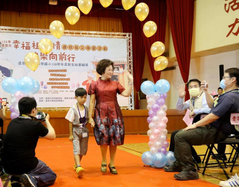 台南市長黃偉哲（右2）昨日參與活動，在座位上都有戴口罩，上台頒獎時卻取下。   圖：取自黃偉哲臉書