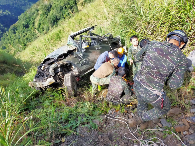 一名22歲的蒙姓駕駛兵上午駕駛軍用吉普車，疑因不熟路況，墜落山谷。   圖：翻攝自網路