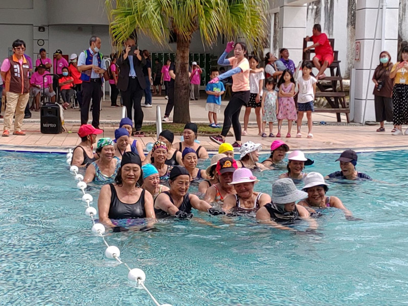 千歲水上芭蕾由銀髮族健康管理教練葉秝均帶領社區長輩在水中向前推進，訓練肌耐力   圖/黃耀寬提供