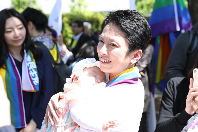 現年52歲的蓮舫（前）遺傳母親的美麗氣質，在日本政壇刮起美女旋風，她從政表現亮麗，也勤跑基層，深得民心。   圖：翻攝自蓮舫臉書