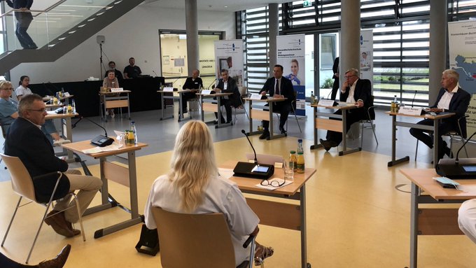 德國聯邦衛生部長斯潘（後排右三）近日來頻頻與醫療院所相關人員開會，以了解現行德國防疫政策的執行情況。   圖：翻攝自斯潘推特