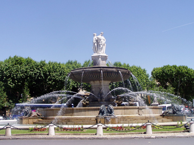 艾克斯遍布的歷史建築，令其成為南法觀光重鎮，也因泉水在街頭隨處可見，而得「千泉之城」之稱。   圖：維基百科