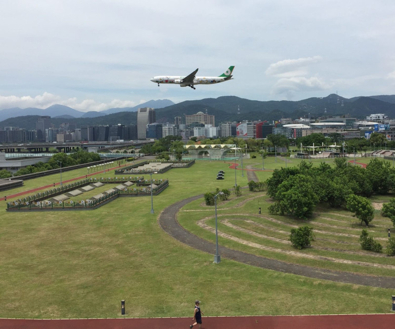 鄰近松山機場的內湖運動公園上空不時有飛機低掠而過。   圖：台北市工務局／提供