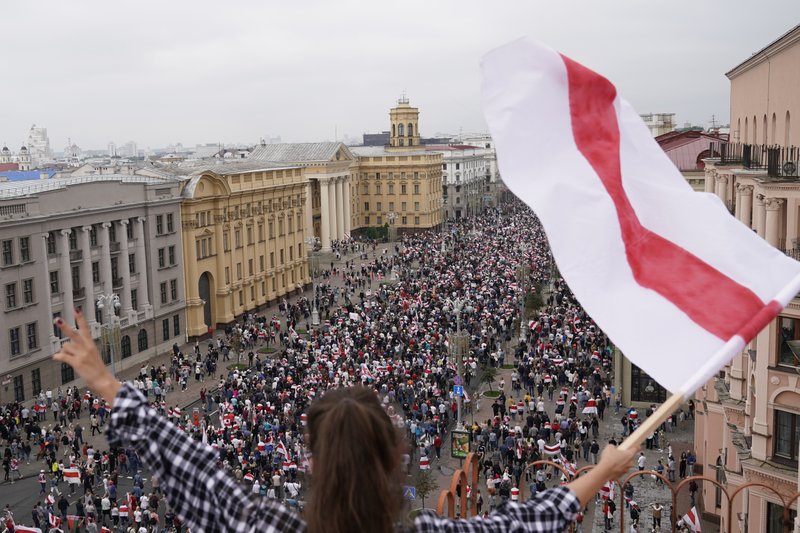 白俄羅斯示威抗議不斷，要求現任政府下台的聲浪越來越高。   圖：翻攝自白俄記者Hanna Liubakova推特