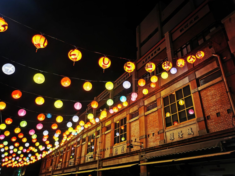 永樂廣場幸福燈飾即日起至9月20日，每天1800-2200亮燈，打造最夯約會及IG打卡景點。   圖：台北市觀傳局／提供