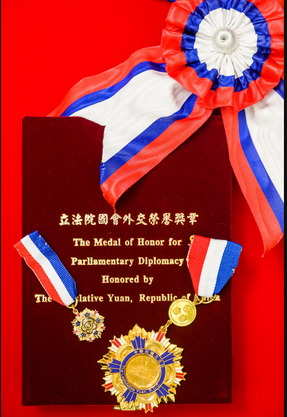 游錫堃將贈國會外交榮譽一等獎章給維特齊。   圖：立法院／提供