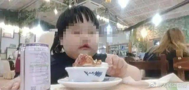 中國小網紅「佩琪」目前年僅三歲的她體重卻已經達到了35公斤   圖：翻攝自 微博